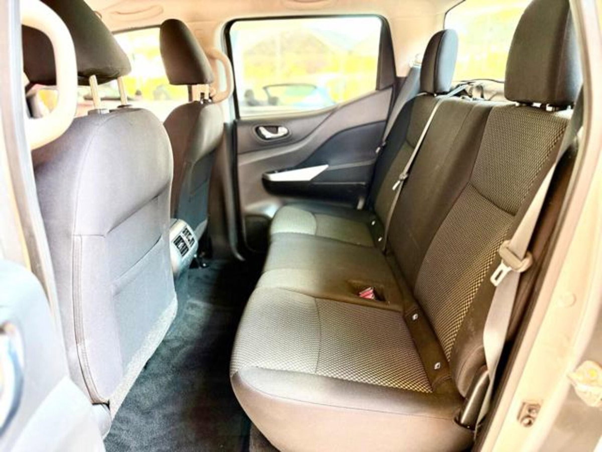 Nissan Navara 2.3 dCi 4WD Double Cab Acenta (10)
