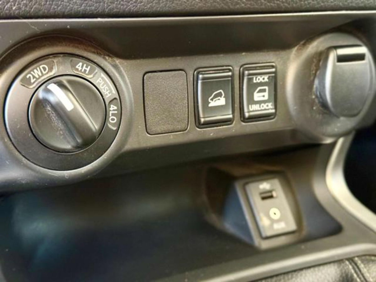 Nissan Navara 2.3 dCi 4WD Double Cab Acenta (14)