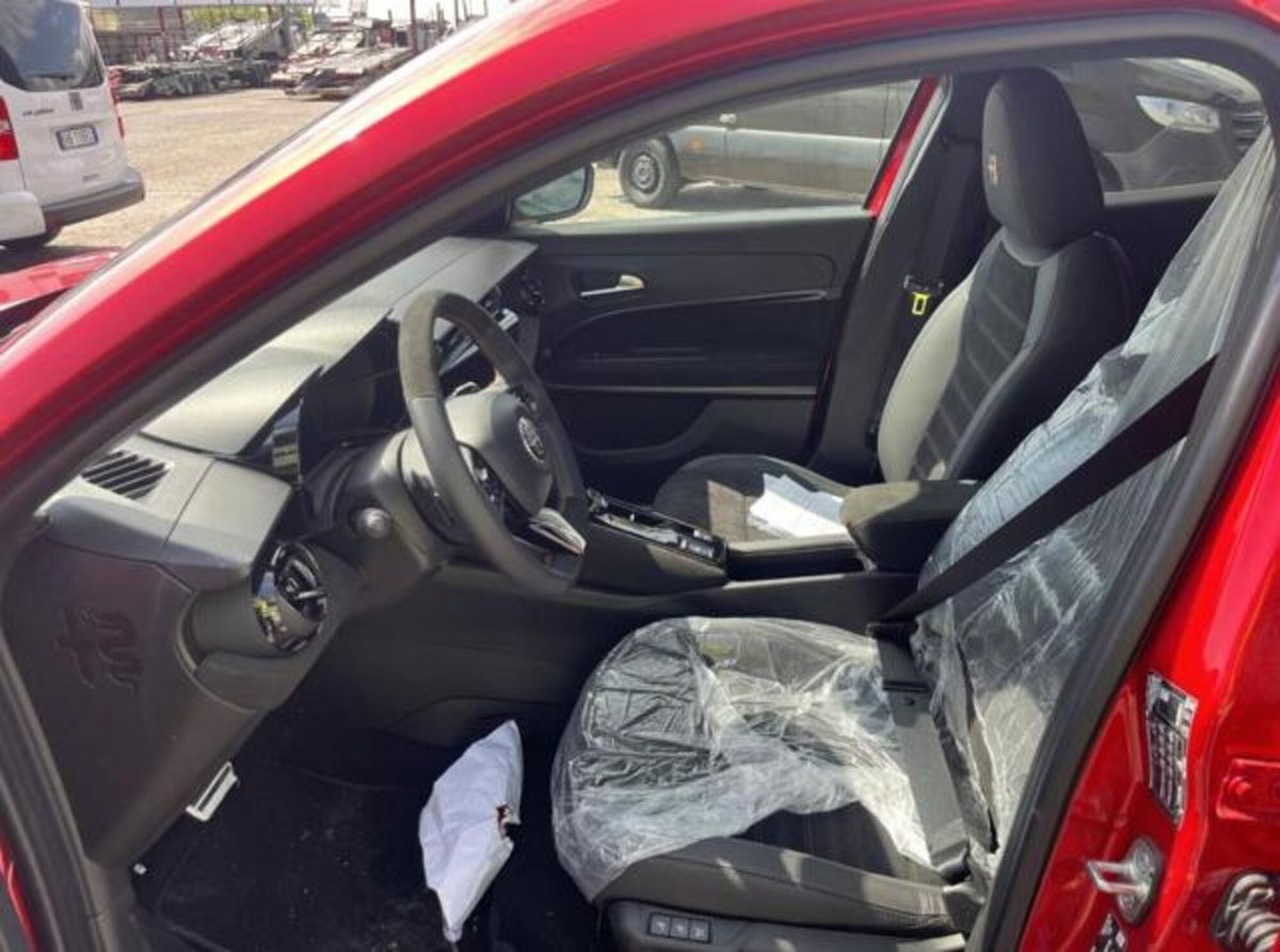 Alfa Romeo Junior 1.2 ibrida Q4 Intensa 145cv edct6 (6)