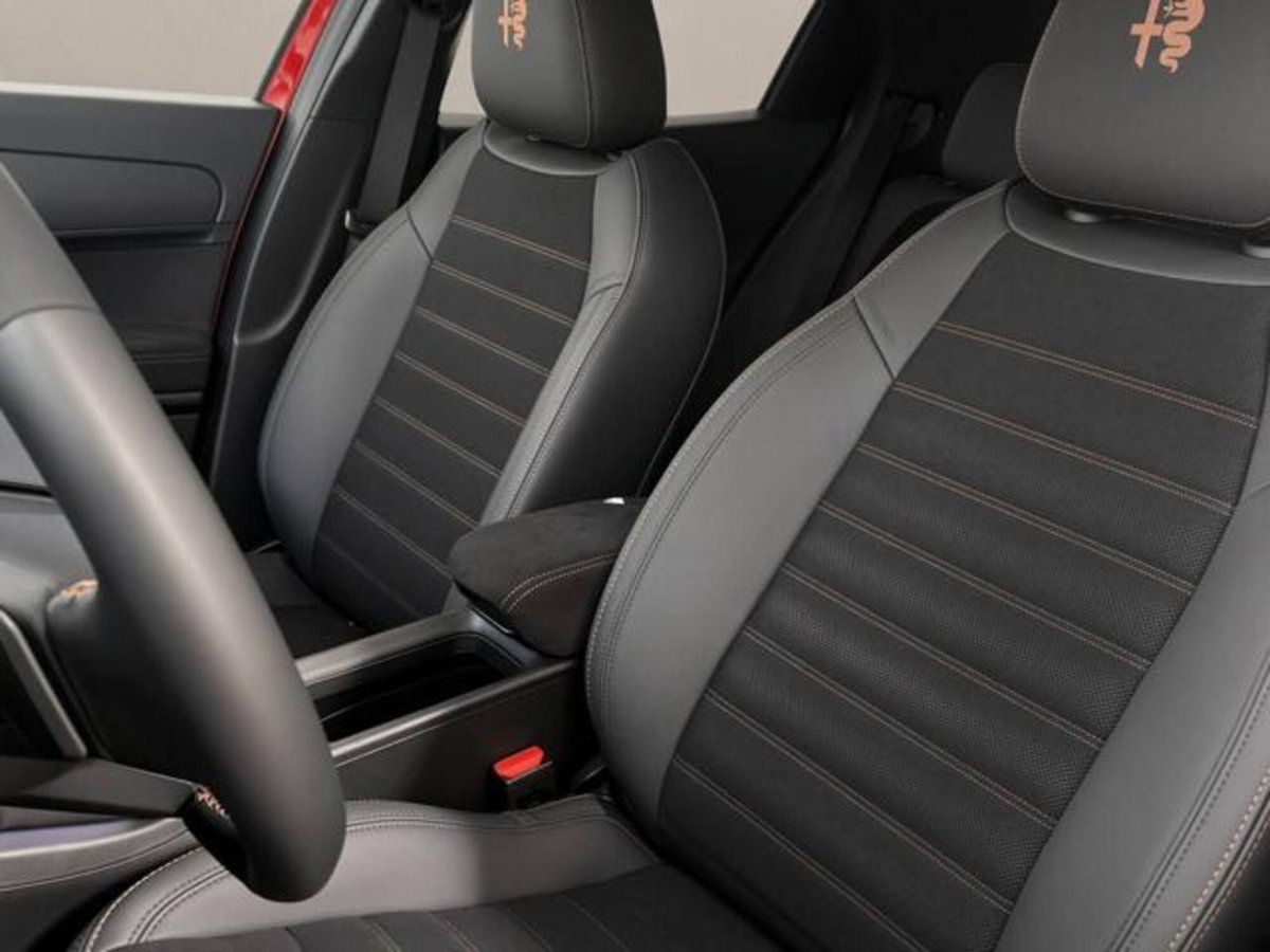Alfa Romeo Junior 1.2 ibrida Q4 Intensa 145cv edct6 (9)