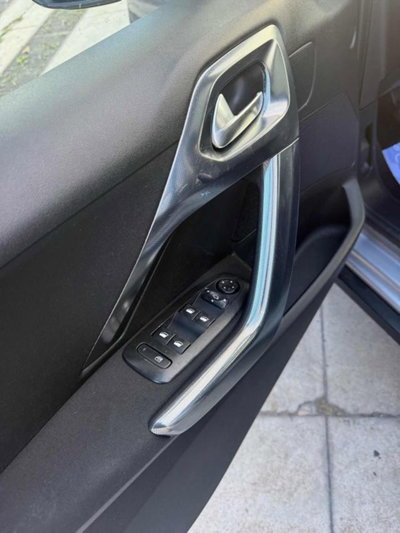 Peugeot 2008 e-HDi 92 CV Stop&Start Allure (14)