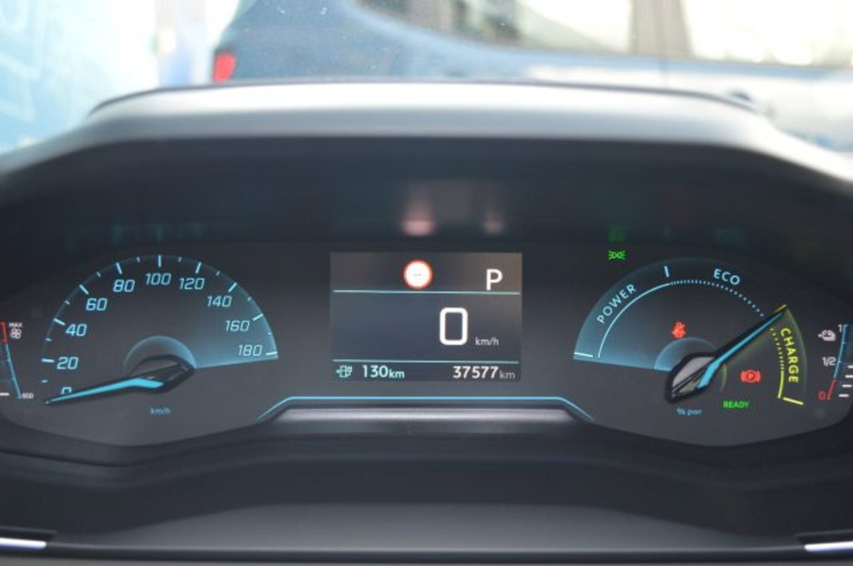 Peugeot 208 50 kWh Allure (11)
