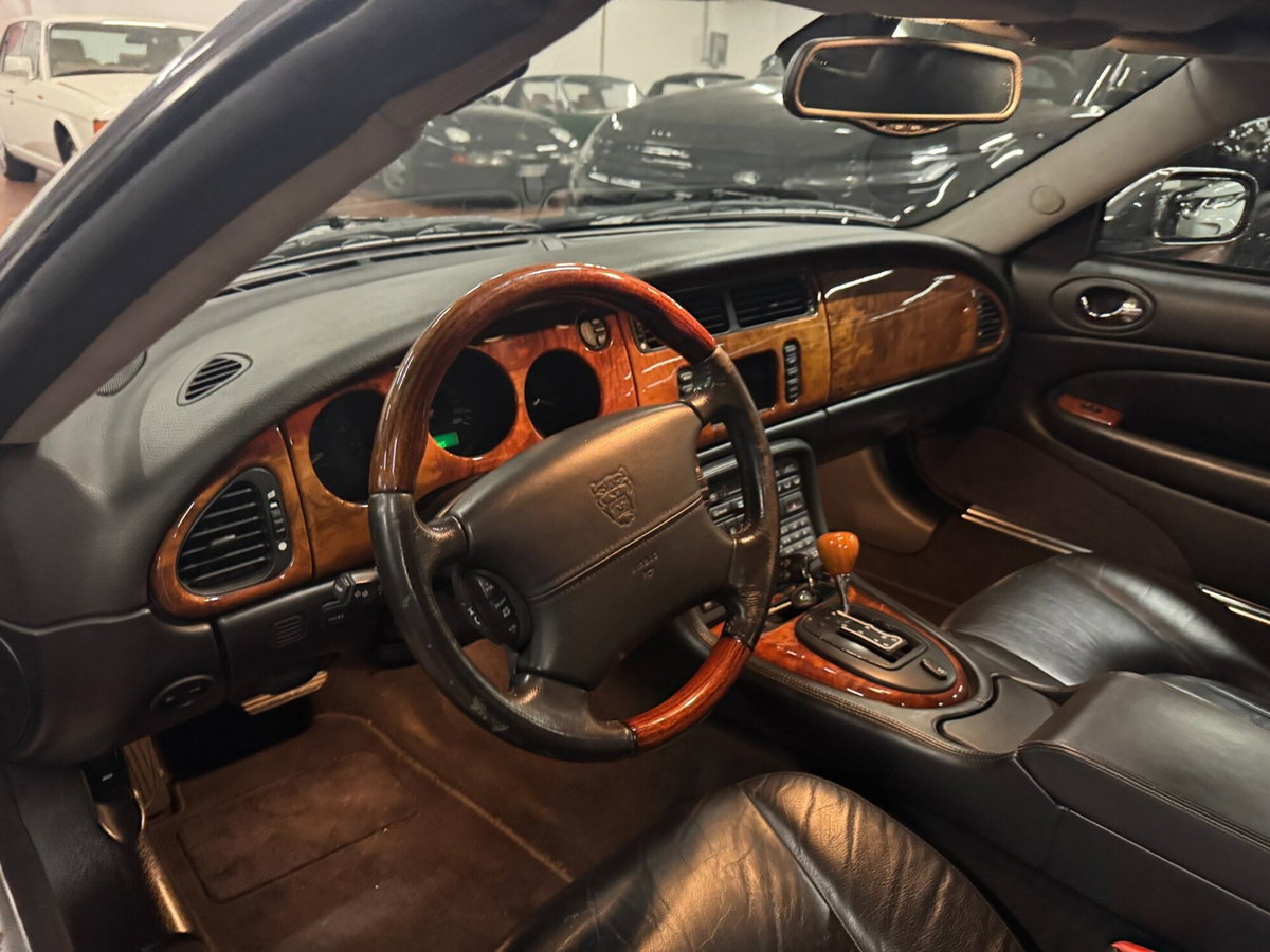 Jaguar XK 4.2 V8 Convertibile (9)