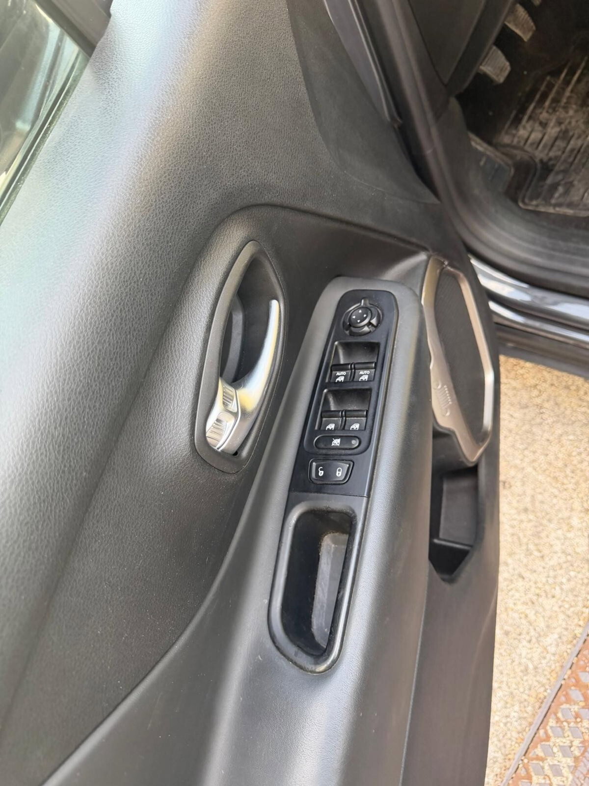 Jeep Renegade 1.6 Mjt 130 CV Limited (10)