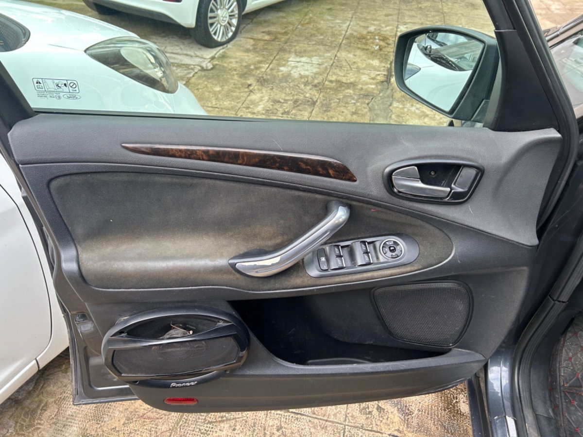 Ford Galaxy 2.0 TDCi 140 CV Ghia DPF (12)
