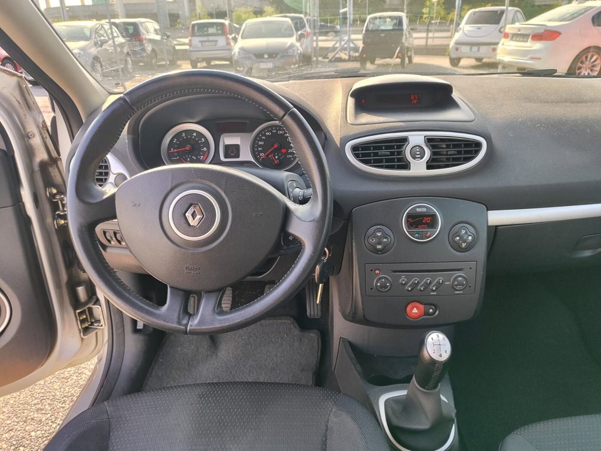 Renault Clio 1.2 16V 5 porte Dynamique (8)