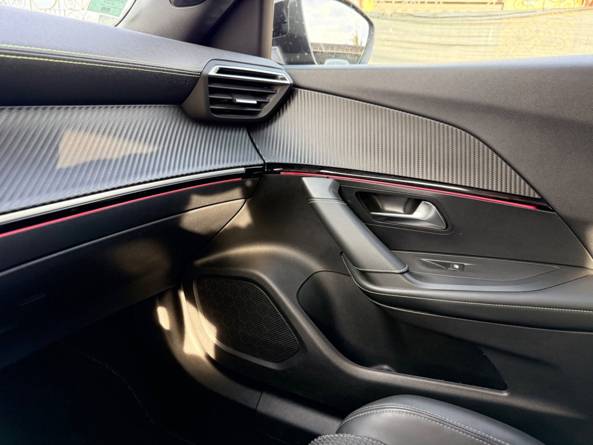 Peugeot 2008 PureTech 130 S&S EAT8 GT Pack (20)