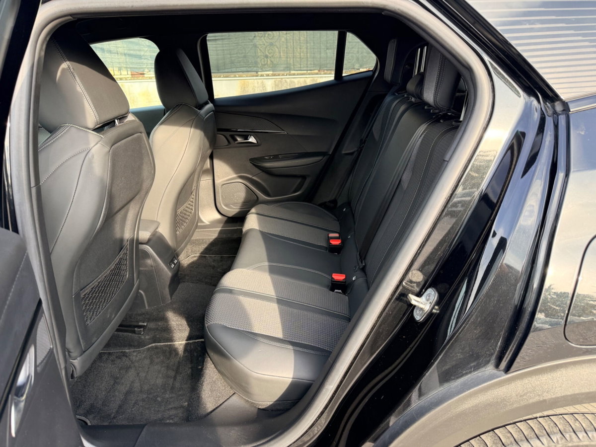 Peugeot 2008 PureTech 130 S&S EAT8 GT Pack (9)