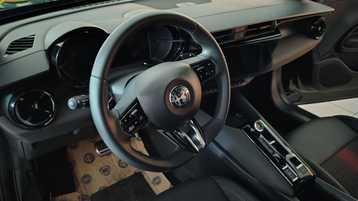 Alfa Romeo Junior 1.2 ibrida Speciale 145cv edct6 (8)