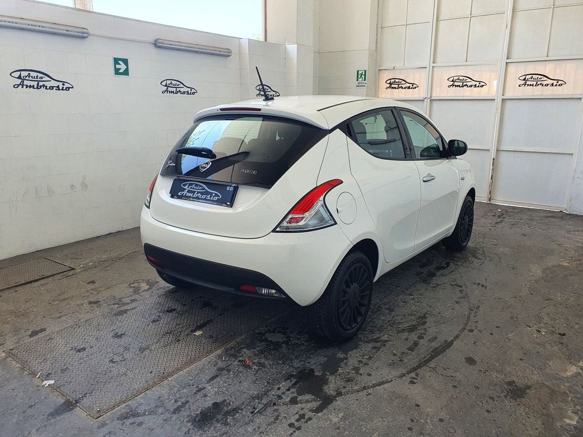 Lancia Ypsilon 1.0 FireFly 5 porte S&S Hybrid Ecochic Silver (6)