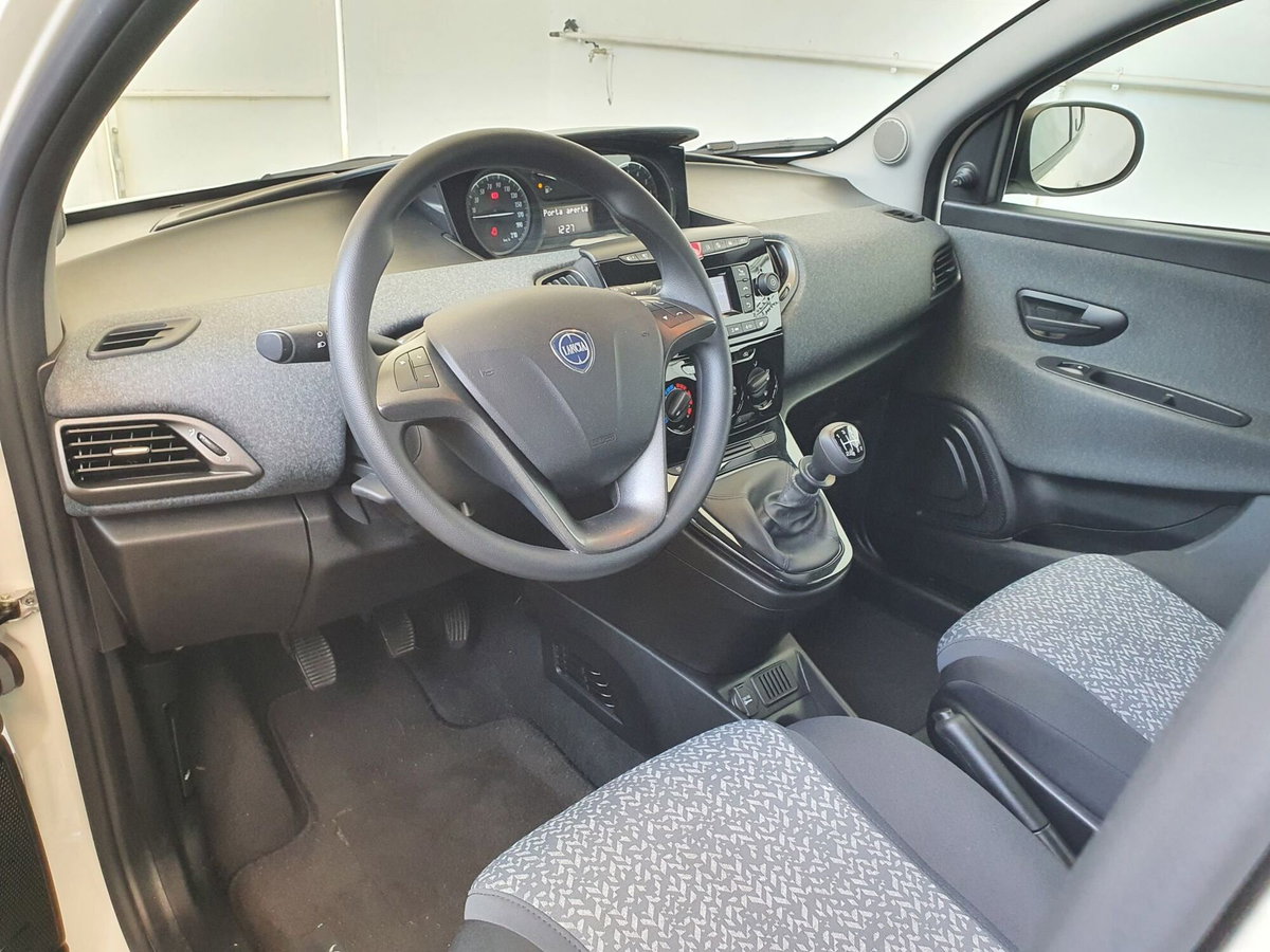 Lancia Ypsilon 1.0 FireFly 5 porte S&S Hybrid Ecochic Silver (9)
