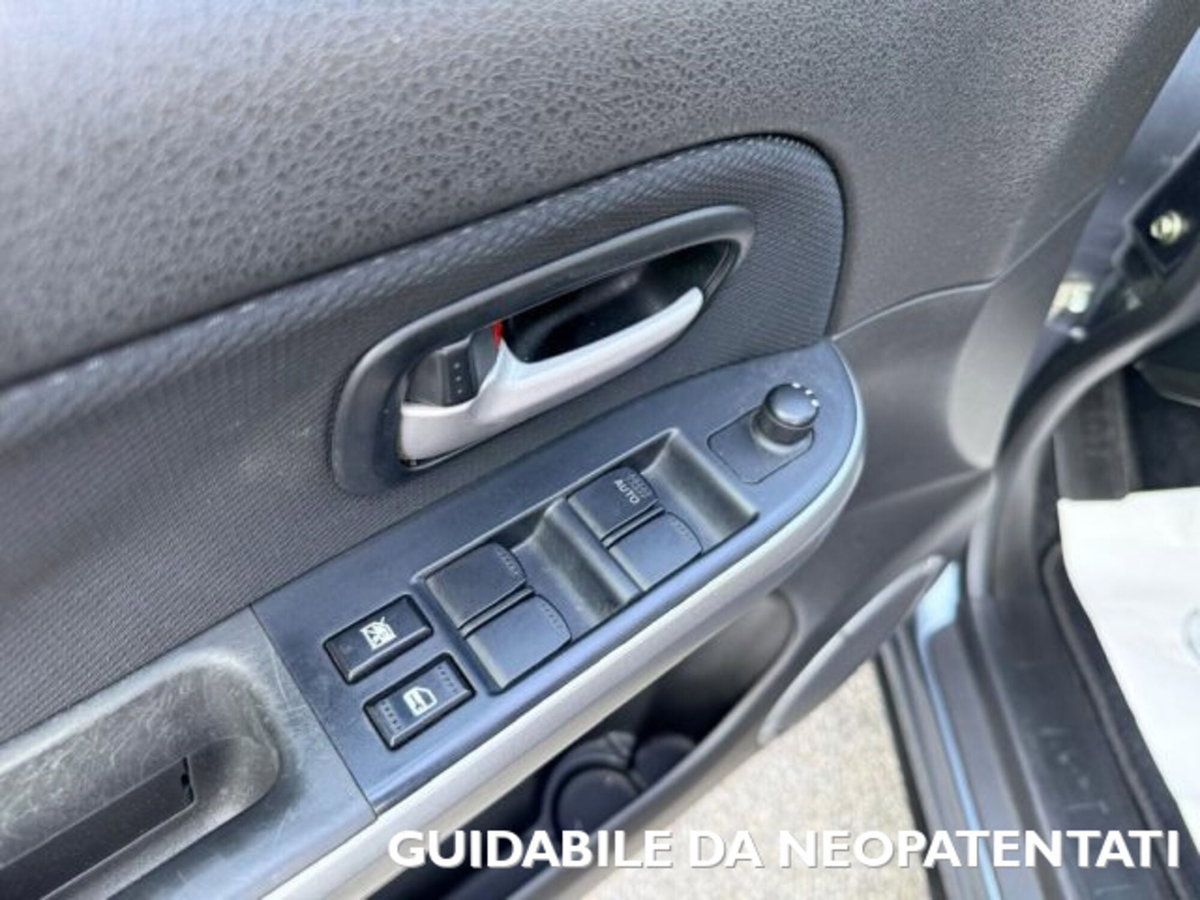 Suzuki Grand Vitara 1.9 DDiS 5 porte Crossover (7)