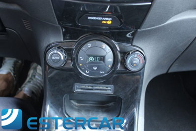 Ford Fiesta 1.5 TDCi 75CV 3 porte Titanium (6)