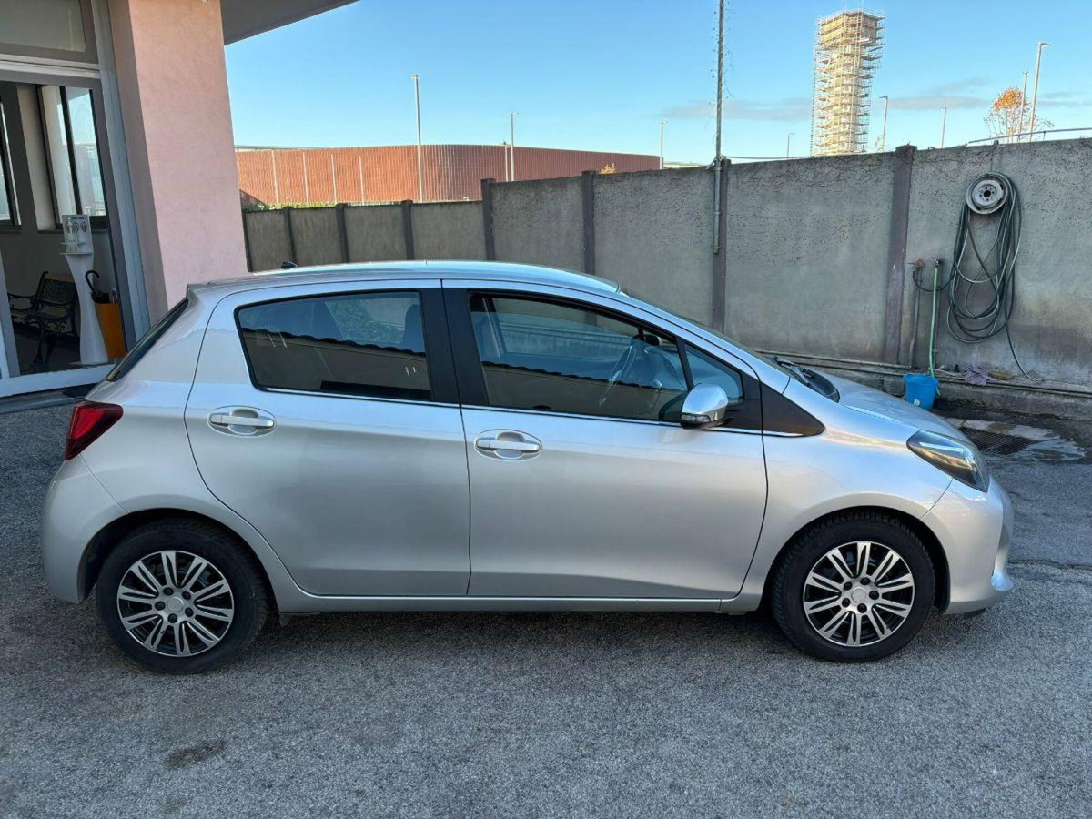 Toyota Yaris 1.D-4D 5 porte Active (5)