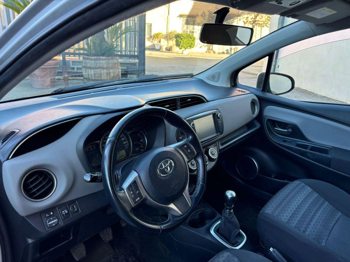 Toyota Yaris 1.D-4D 5 porte Active (8)