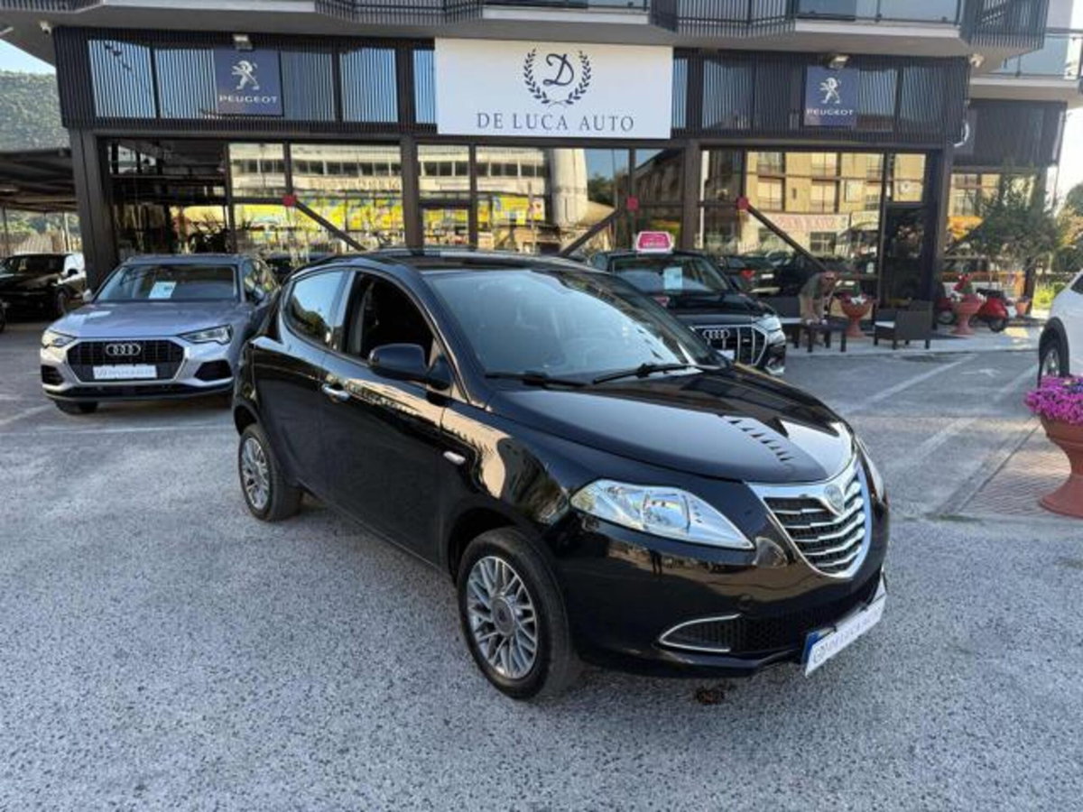 Lancia Ypsilon 0.9 TwinAir 85 CV 5 porte Metano Ecochic Silver