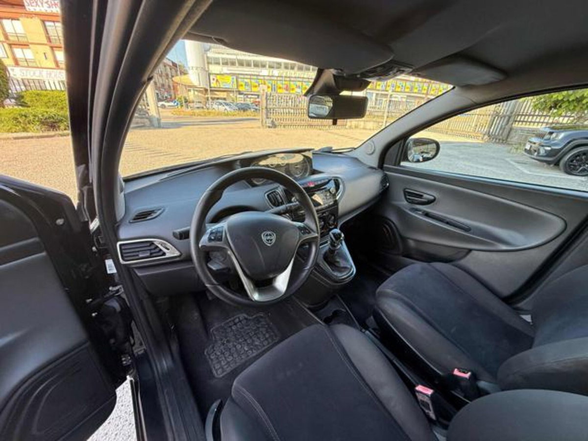 Lancia Ypsilon 0.9 TwinAir 85 CV 5 porte Metano Ecochic Silver (10)