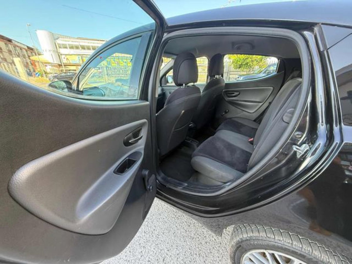 Lancia Ypsilon 0.9 TwinAir 85 CV 5 porte Metano Ecochic Silver (11)
