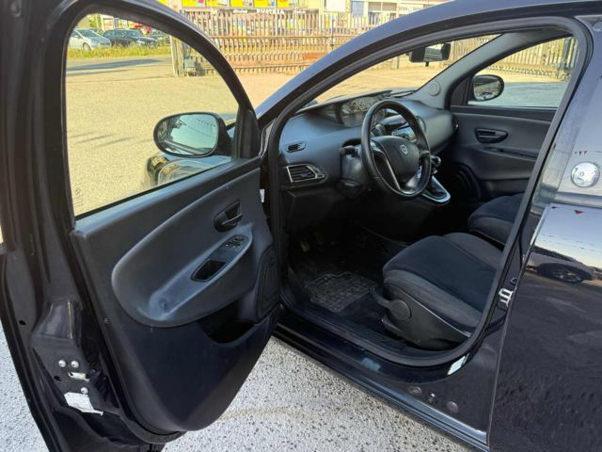 Lancia Ypsilon 0.9 TwinAir 85 CV 5 porte Metano Ecochic Silver (14)