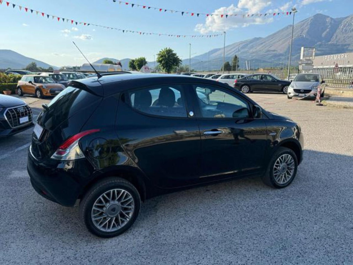 Lancia Ypsilon 0.9 TwinAir 85 CV 5 porte Metano Ecochic Silver (3)