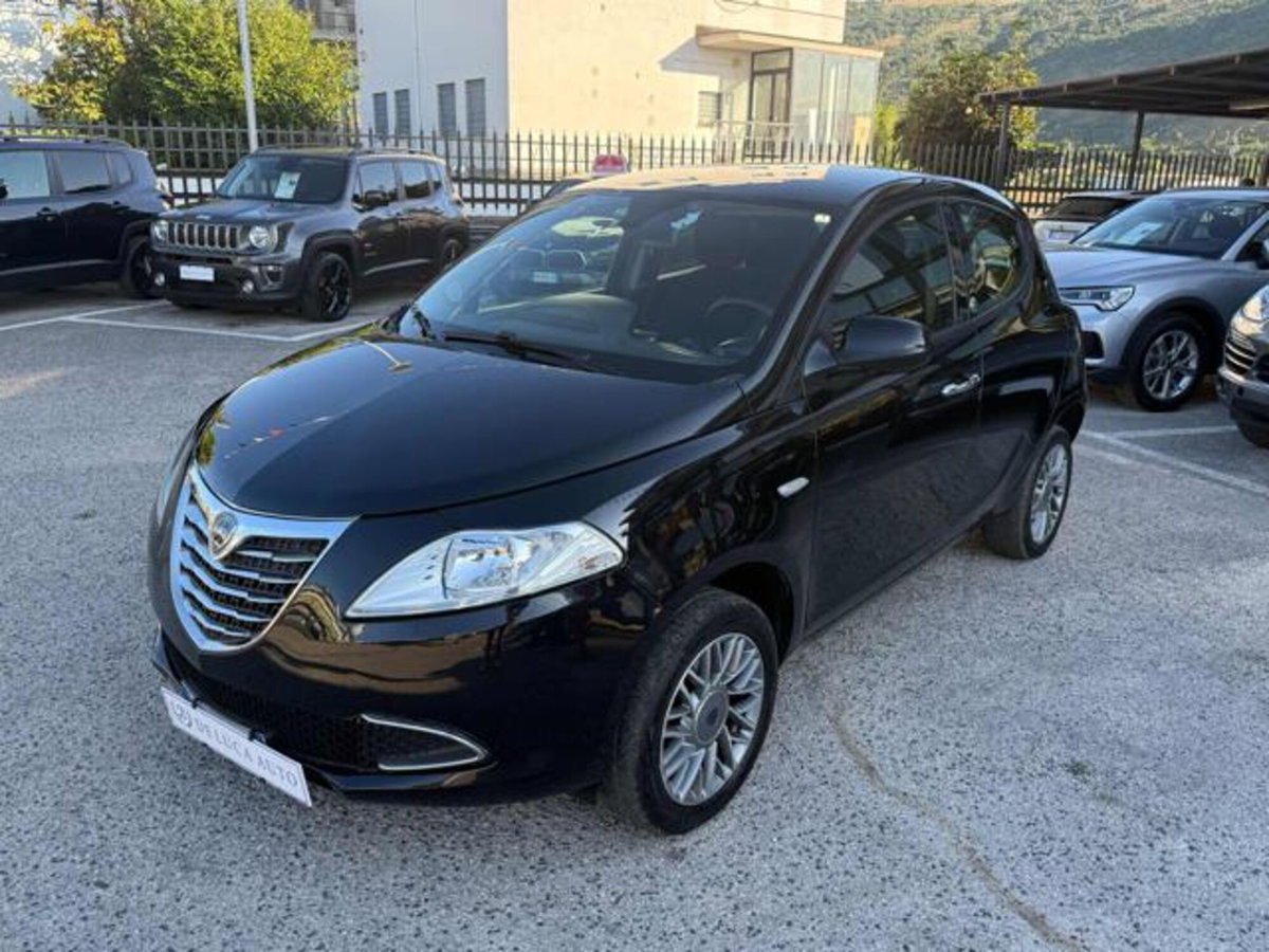 Lancia Ypsilon 0.9 TwinAir 85 CV 5 porte Metano Ecochic Silver (2)