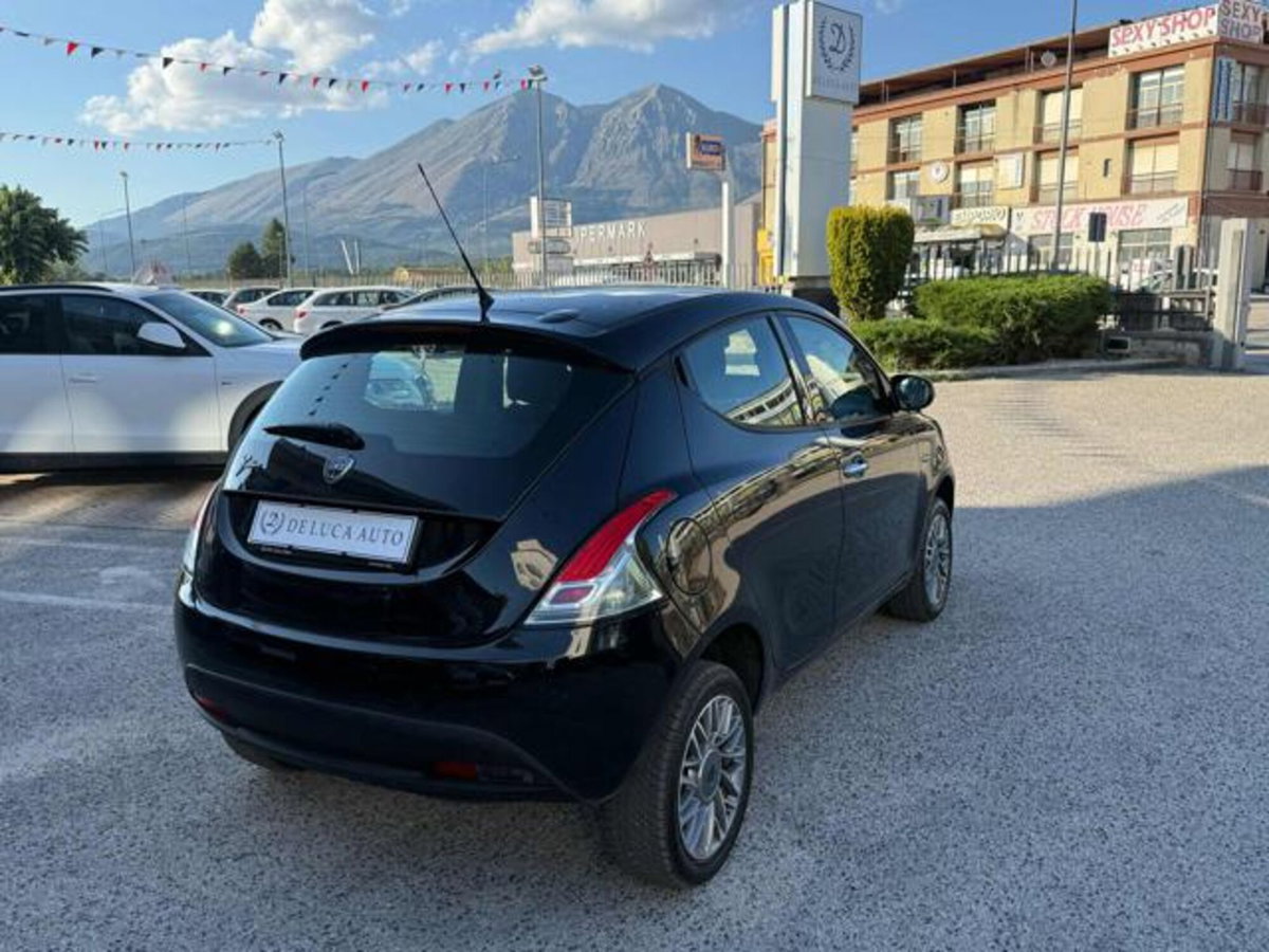 Lancia Ypsilon 0.9 TwinAir 85 CV 5 porte Metano Ecochic Silver (5)