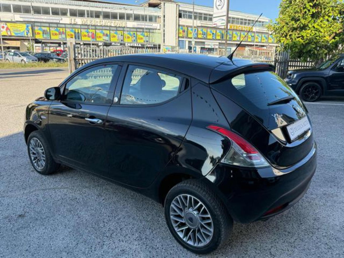 Lancia Ypsilon 0.9 TwinAir 85 CV 5 porte Metano Ecochic Silver (7)