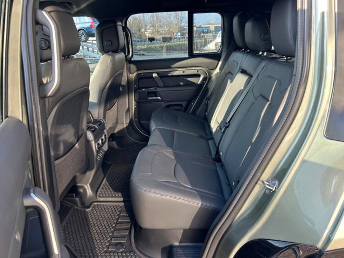 Land Rover Defender 110 3.0d i6 mhev Forest Edition awd 200cv auto (5)