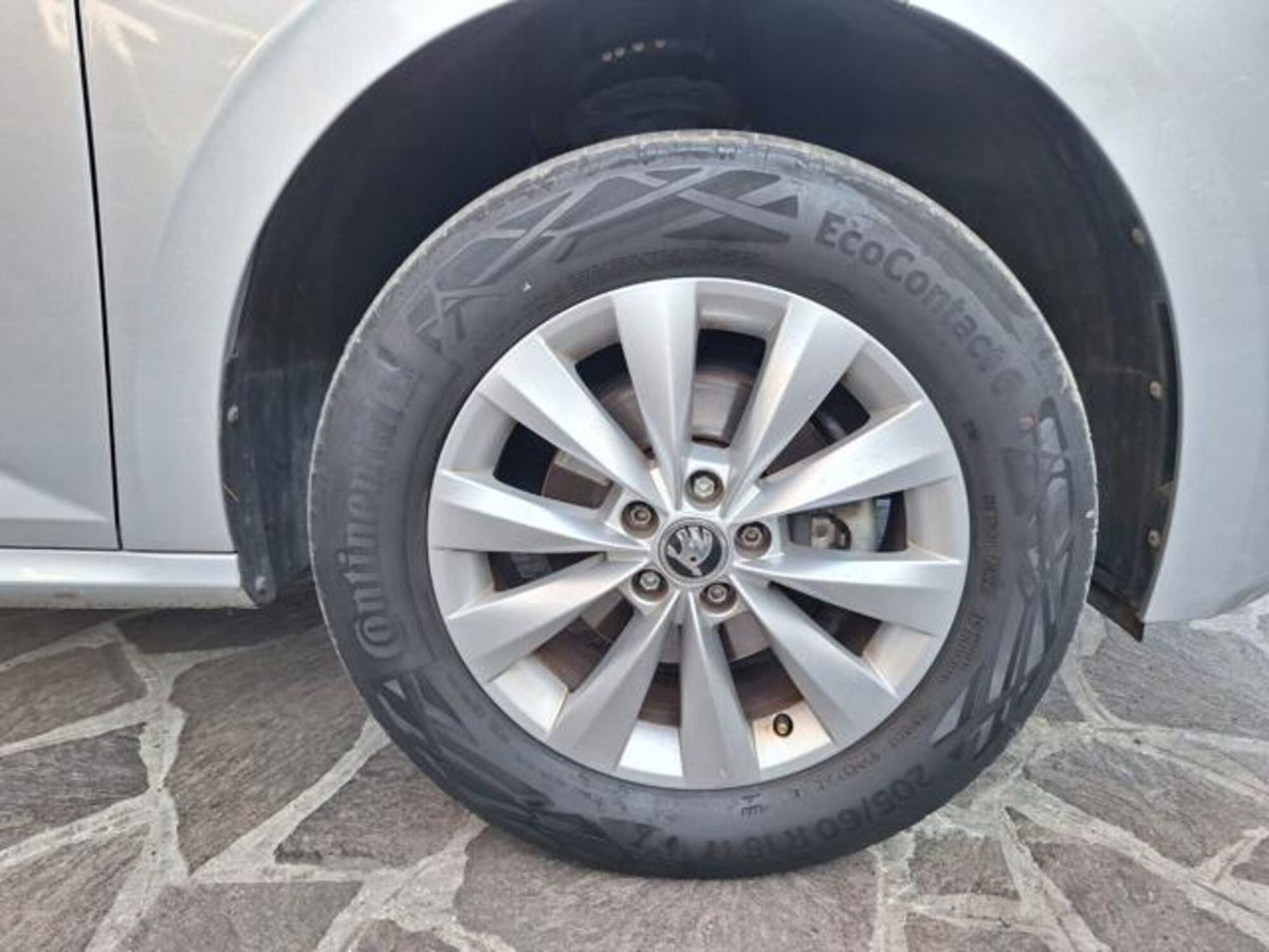 Skoda Kamiq 1.0 TSI 110 CV Dark Shade (11)
