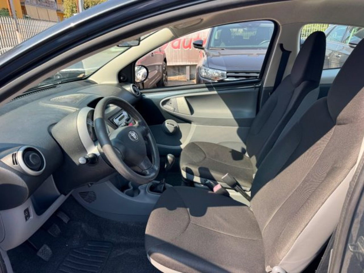 Toyota Aygo 1.0 12V VVT-i 3 porte (9)