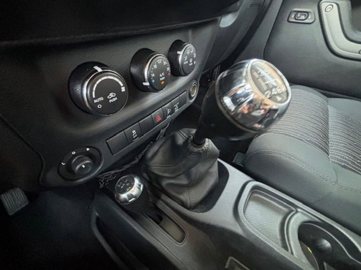 Jeep Wrangler 2.8 CRD DPF Sahara (15)