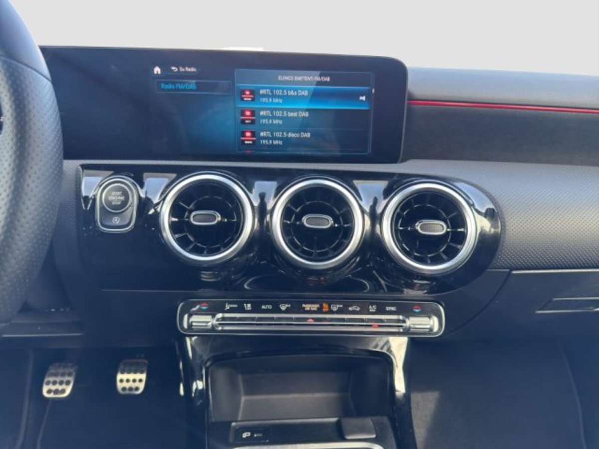 Mercedes-Benz Classe A 180 d Premium (16)