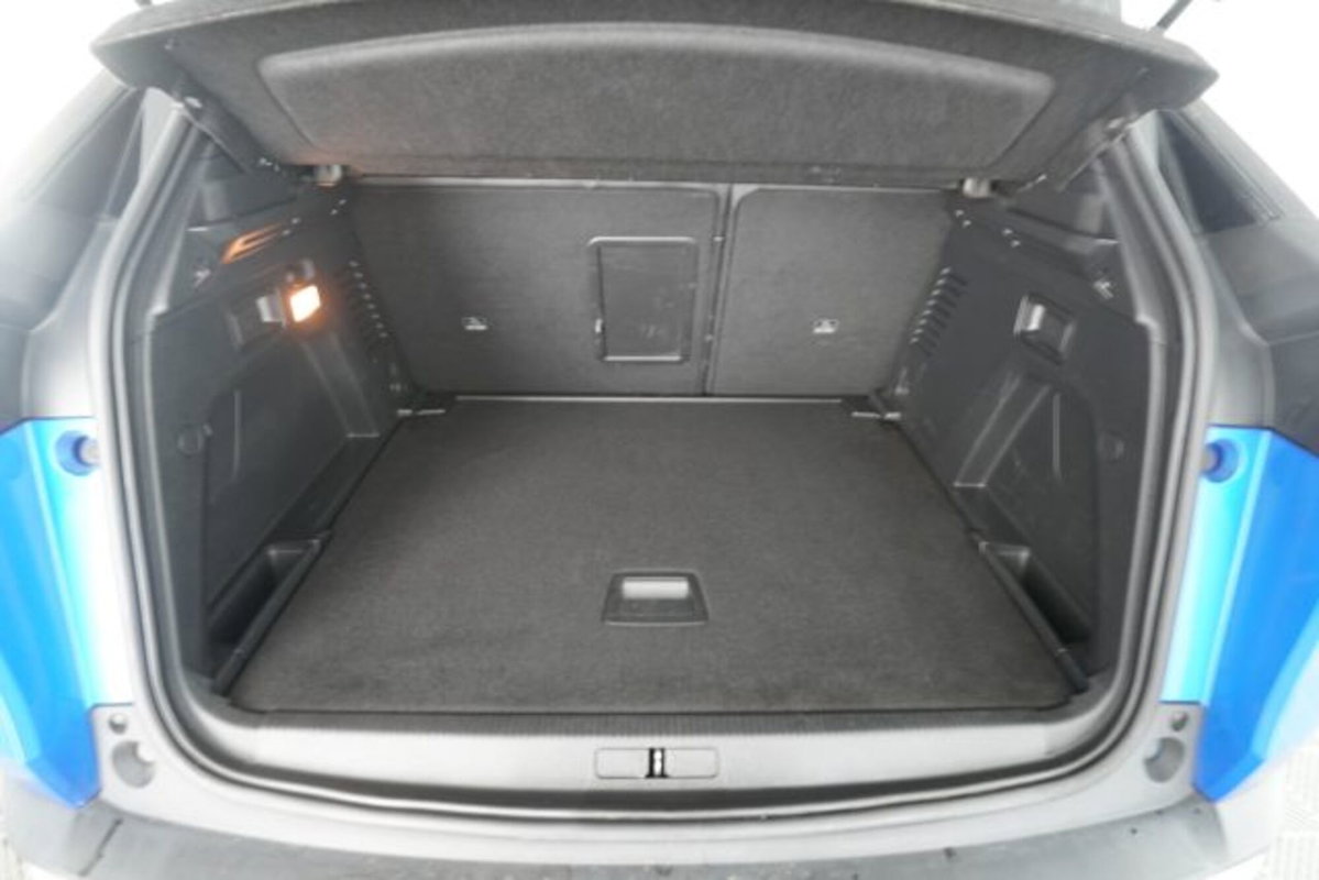 Peugeot 3008 BlueHDi 130 S&S EAT8 GT (14)