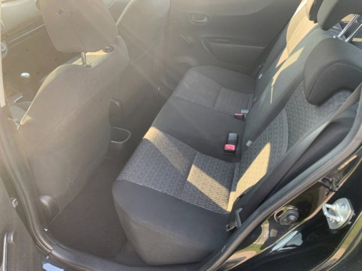 Toyota Yaris 1.0 5 porte Active (10)