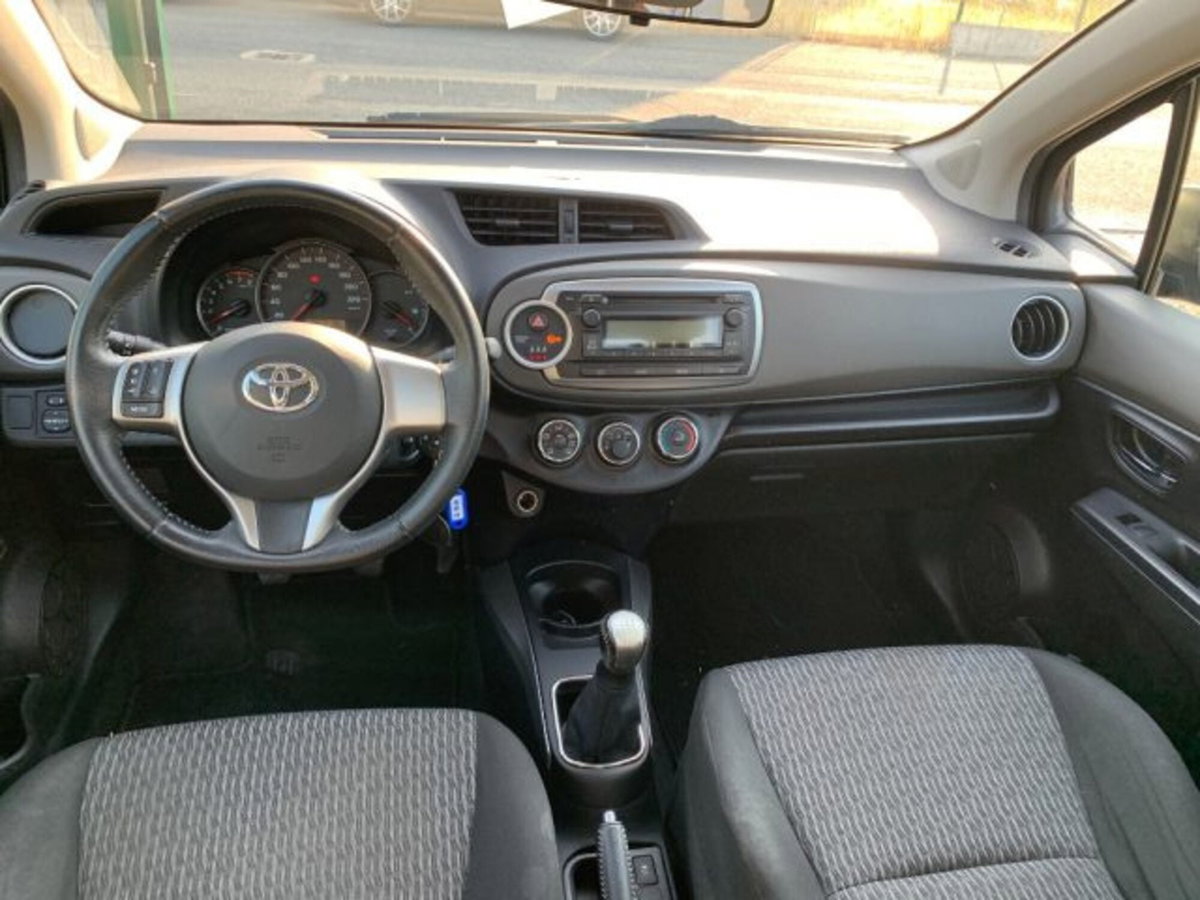 Toyota Yaris 1.0 5 porte Active (11)