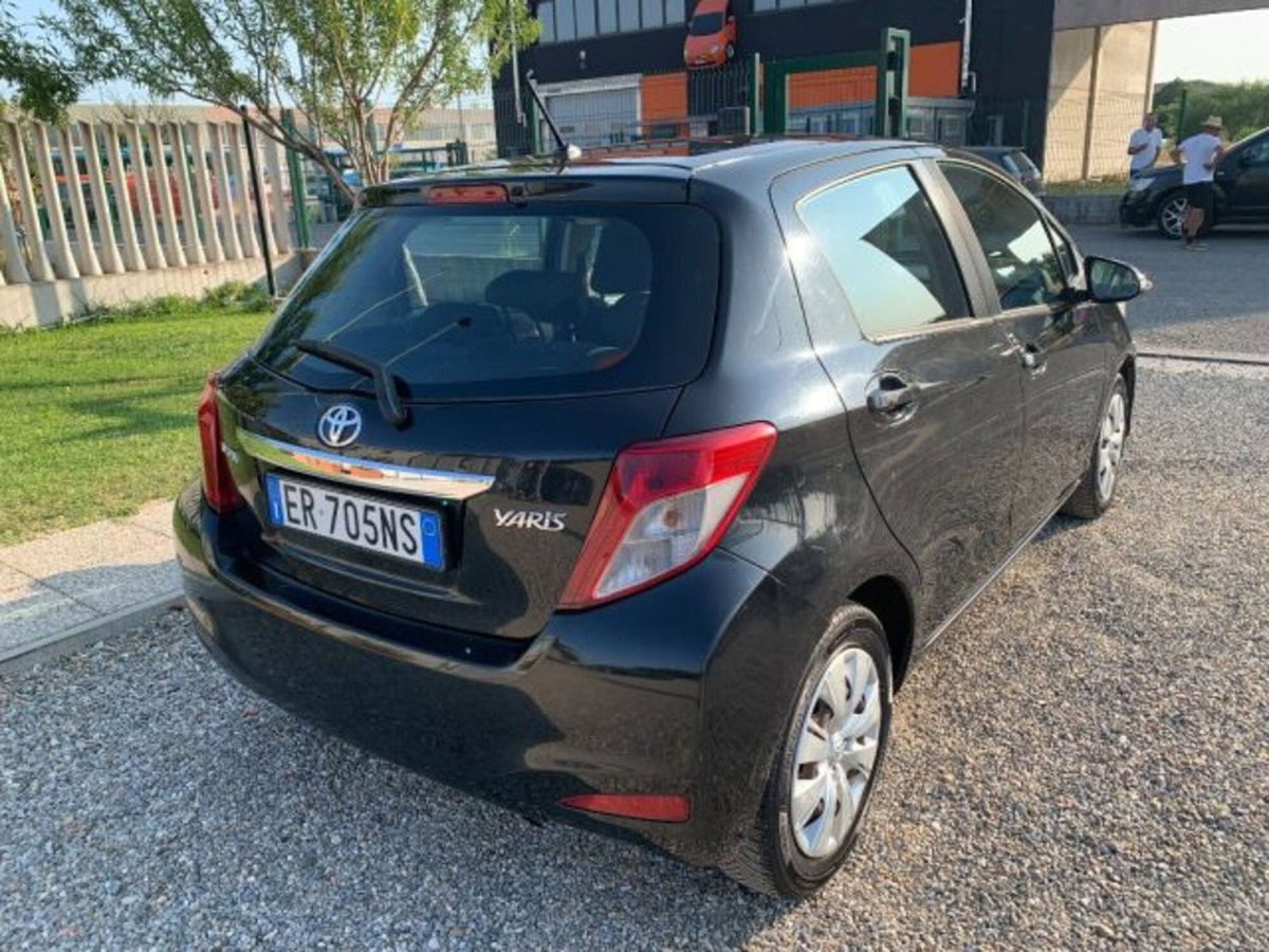 Toyota Yaris 1.0 5 porte Active (5)