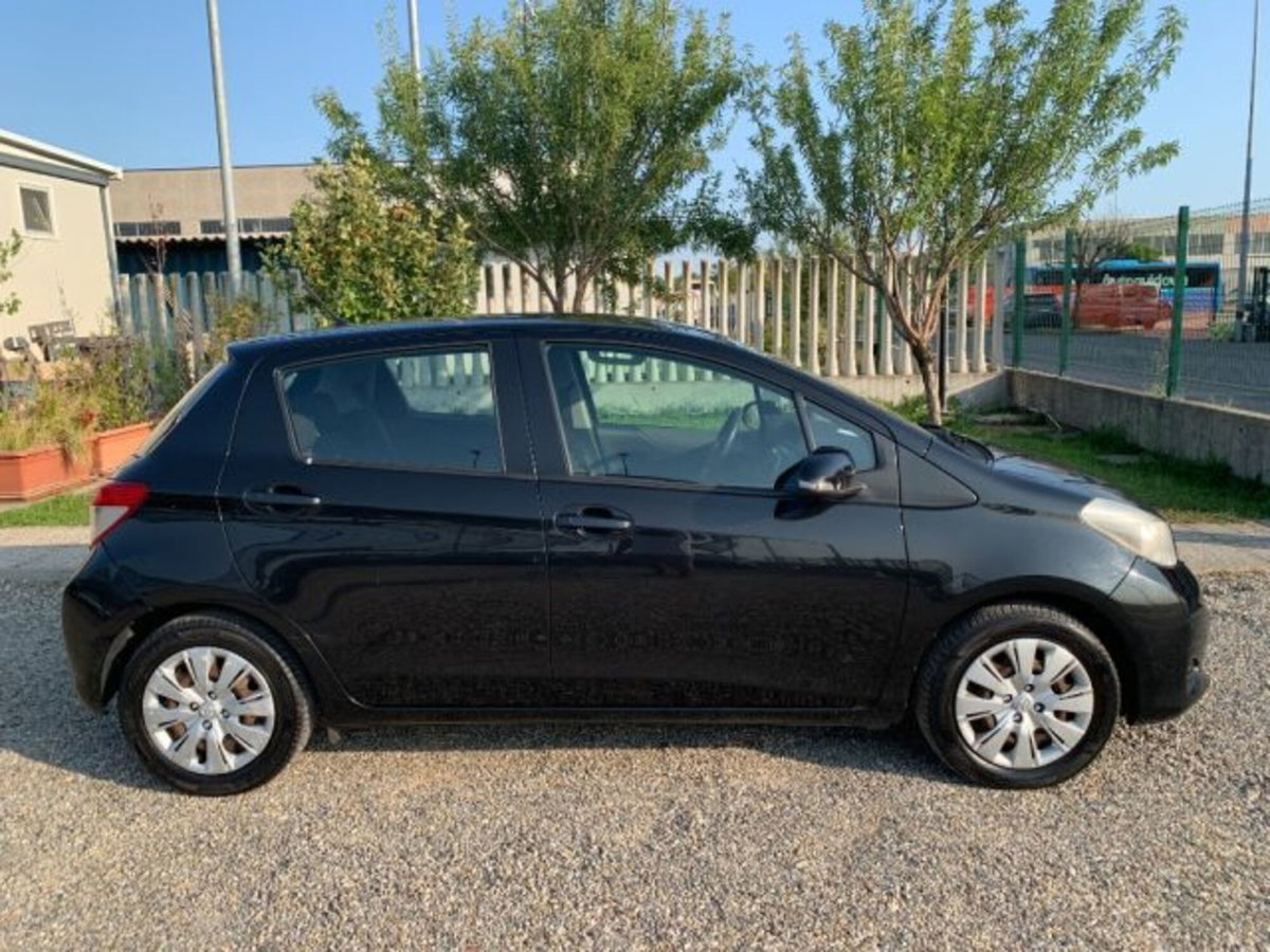 Toyota Yaris 1.0 5 porte Active (6)