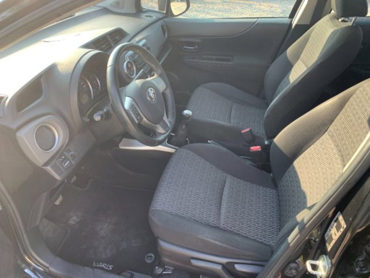 Toyota Yaris 1.0 5 porte Active (9)