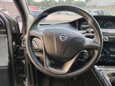 Lancia Ypsilon 1.2 69 CV 5 porte GPL Ecochic Alberta Ferretti (12)
