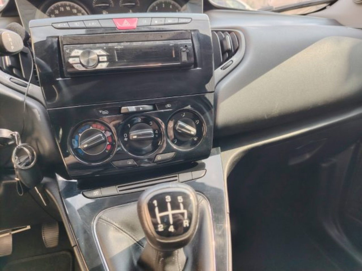 Lancia Ypsilon 1.2 69 CV 5 porte GPL Ecochic Alberta Ferretti (13)