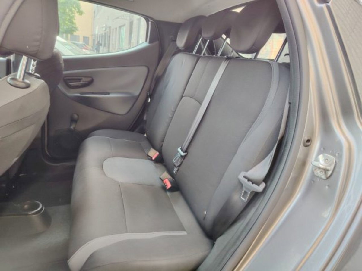 Lancia Ypsilon 1.2 69 CV 5 porte GPL Ecochic Alberta Ferretti (15)