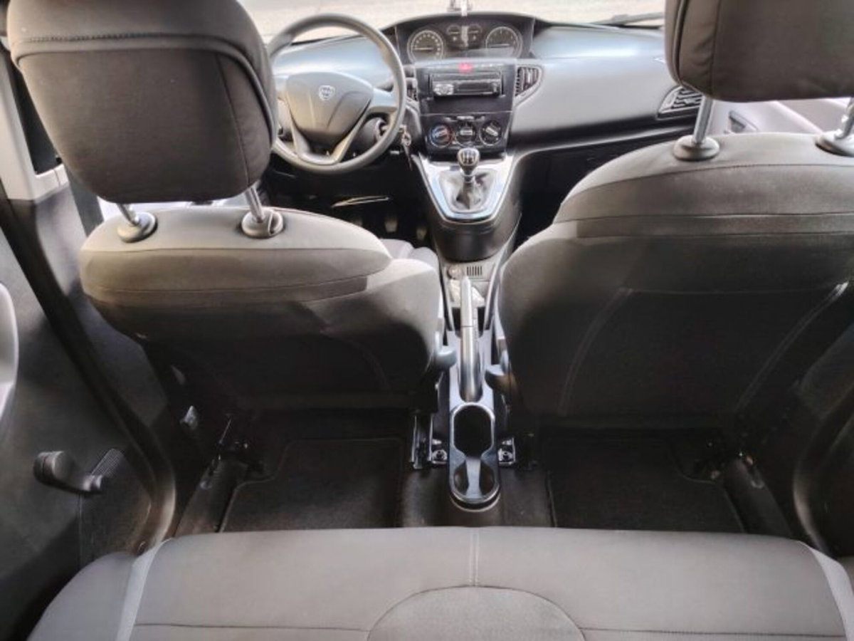 Lancia Ypsilon 1.2 69 CV 5 porte GPL Ecochic Alberta Ferretti (17)
