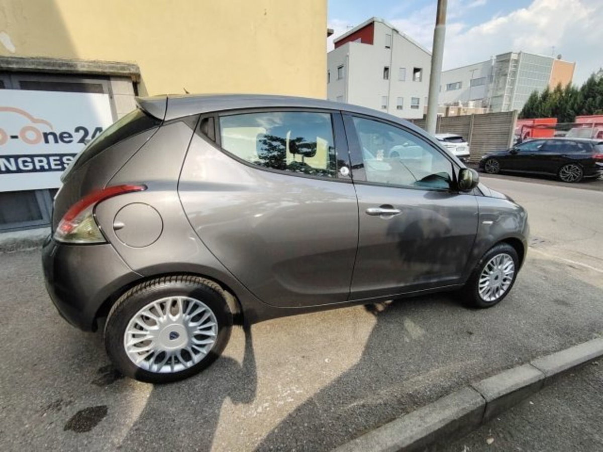 Lancia Ypsilon 1.2 69 CV 5 porte GPL Ecochic Alberta Ferretti (4)