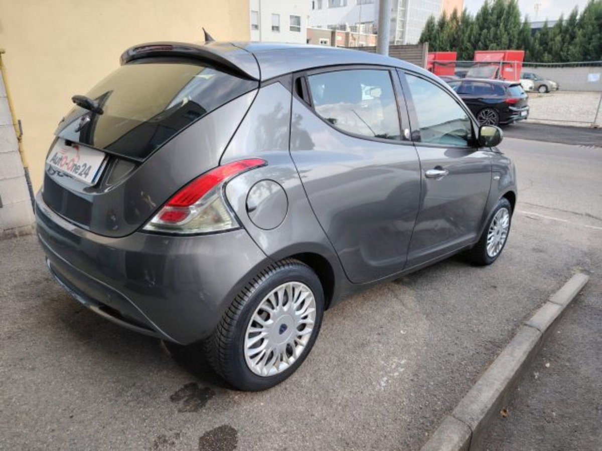 Lancia Ypsilon 1.2 69 CV 5 porte GPL Ecochic Alberta Ferretti (5)