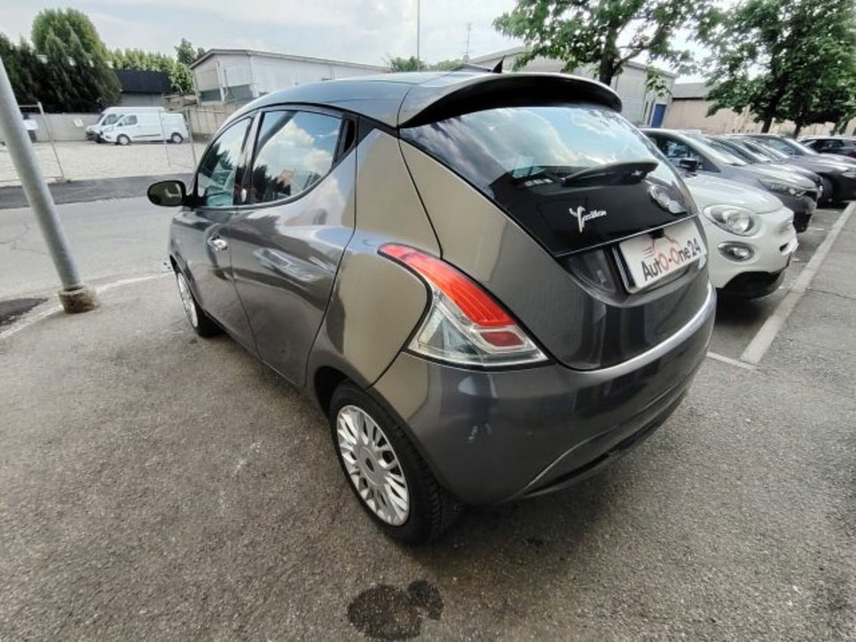 Lancia Ypsilon 1.2 69 CV 5 porte GPL Ecochic Alberta Ferretti (7)