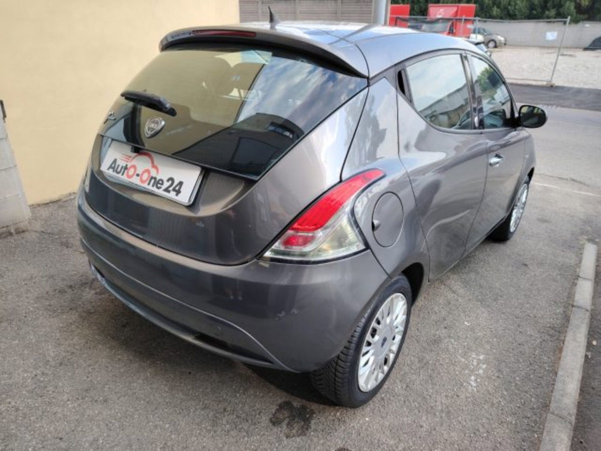 Lancia Ypsilon 1.2 69 CV 5 porte GPL Ecochic Alberta Ferretti (8)