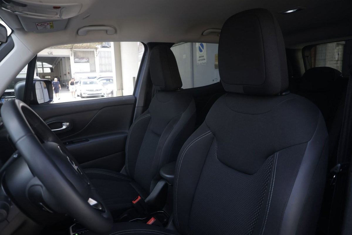 Jeep Renegade 1.3 T4 190CV PHEV 4xe AT6 Business Plus (16)