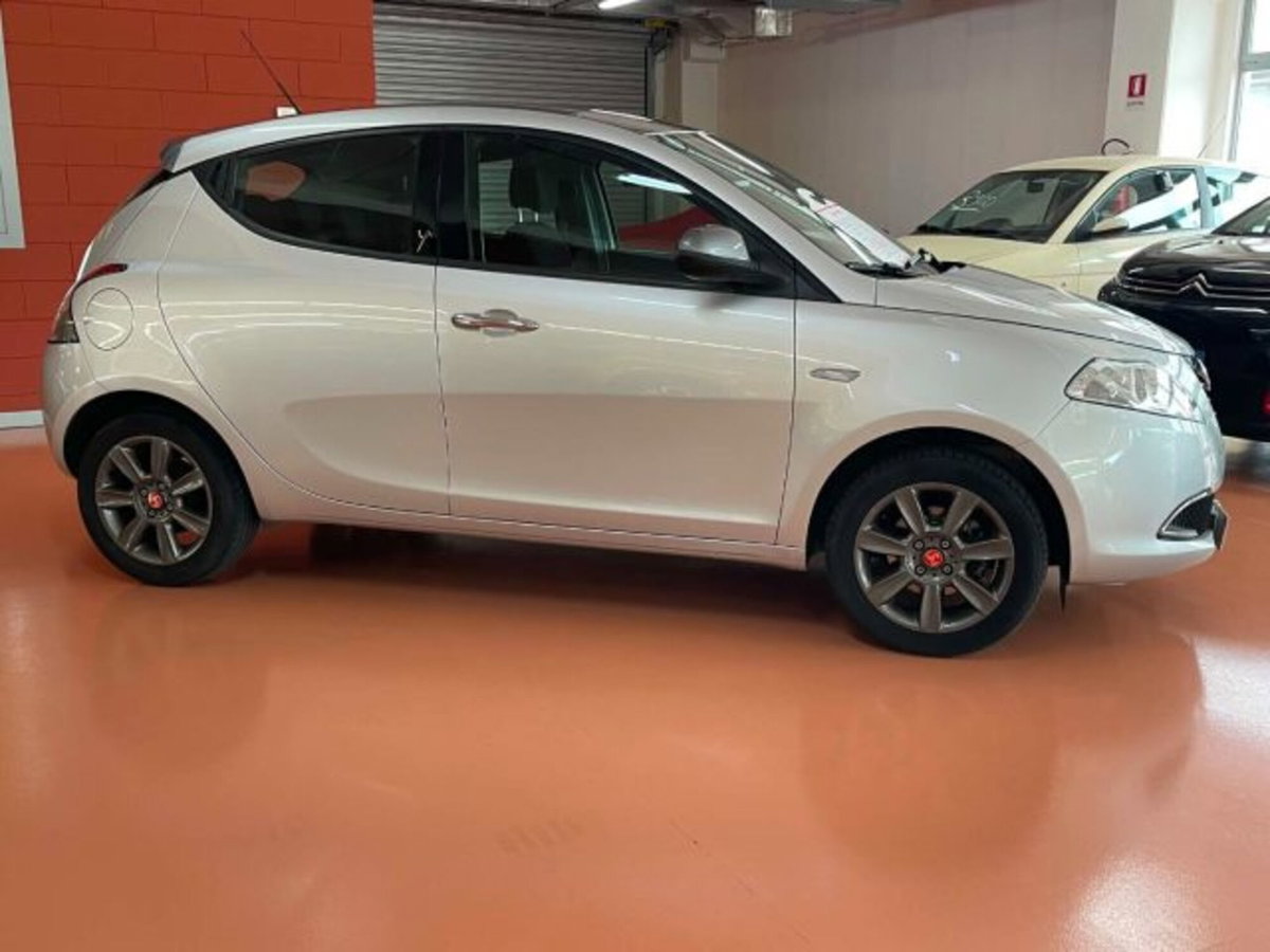 Lancia Ypsilon 1.2 69 CV 5 porte Gold (2)