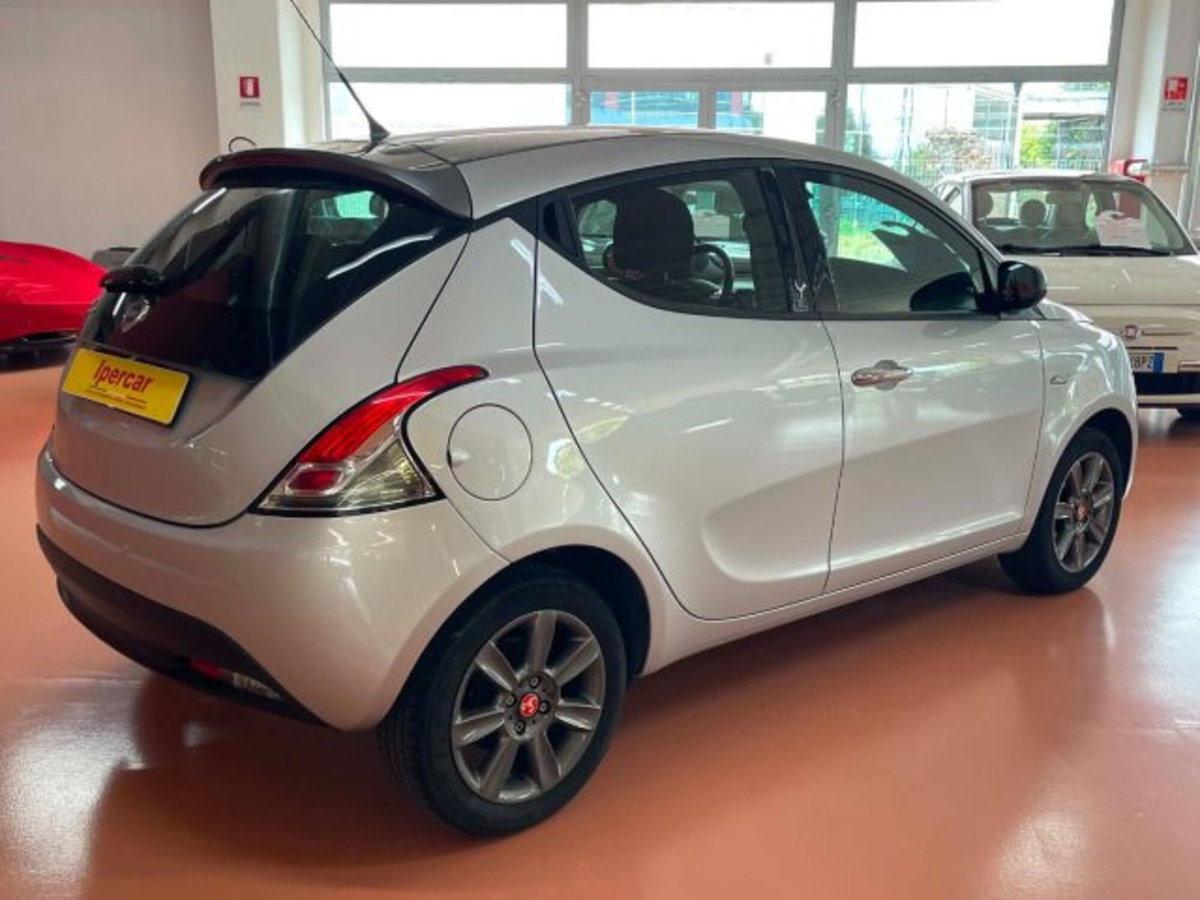 Lancia Ypsilon 1.2 69 CV 5 porte Gold (5)