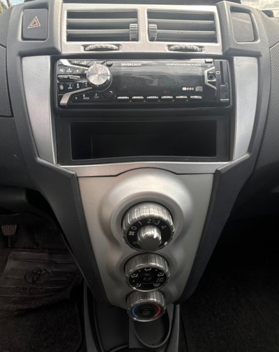 Toyota Yaris 1.0 5 porte (17)